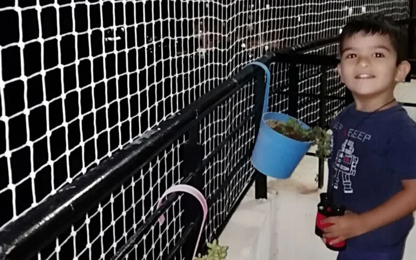 Children's safety nets installed for balcony protection